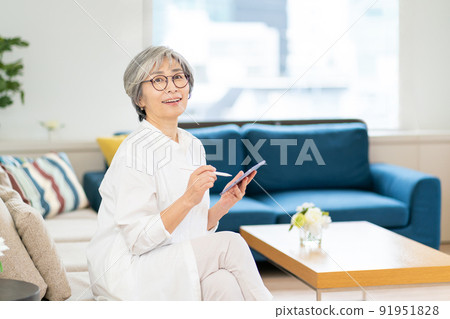 Senior women tablet glasses Senior women tablet glasses 91951828