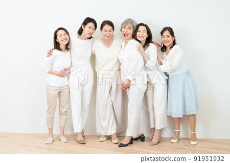 Middle generation, senior generation, female 91951932