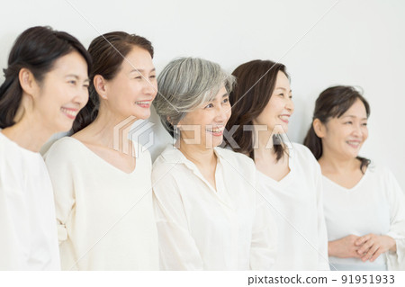 Middle generation, senior generation, female 91951933