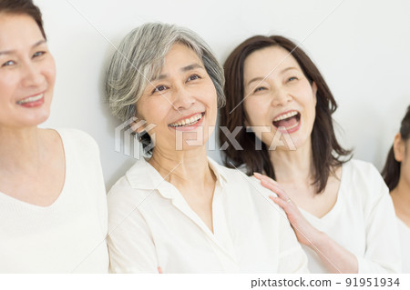 Middle generation, senior generation, female 91951934