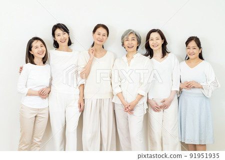 Middle generation, senior generation, female Middle generation, senior generation, female 91951935
