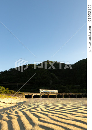 Kiha 40 on the Nichinan Line running on the Kumagaya River Bridge at the beach of Sannohama, Nichinan City, Miyazaki Prefecture 91952192