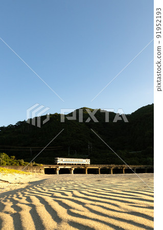 Kiha 40 on the Nichinan Line running on the Kumagaya River Bridge at the beach of Sannohama, Nichinan City, Miyazaki Prefecture 91952193