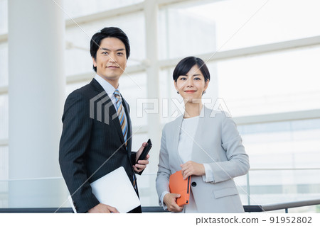 一個有電腦的男人和一個有筆記本的女人 一個有電腦的男人和一個有筆記本的女人 91952802