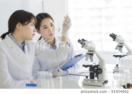 穿著白大褂的女性實驗做研究 穿著白大褂的女性實驗做研究 91954002