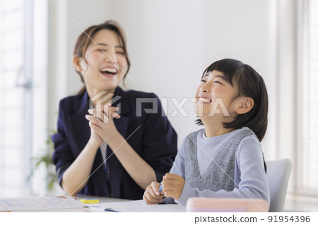 在補習班學習的小學生 91954396