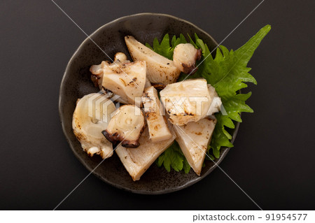 Live grilled raw edible Live grilled raw edible 91954577