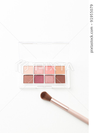Eye shadow and make-up brush white background 91955079