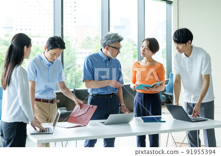 Casually dressed business person having a meeting in the office Casually dressed business person having a meeting in the office 91955394