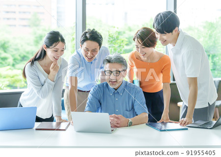 Business person paying attention to the screen of a personal computer 91955405