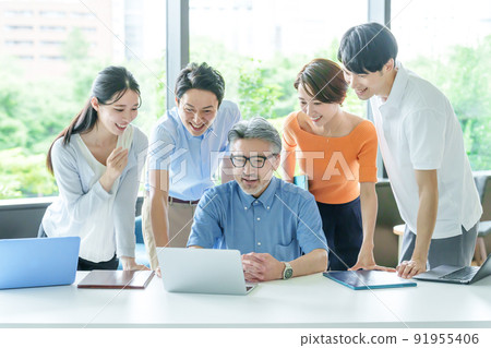 Business person paying attention to the screen of a personal computer Business person paying attention to the screen of a personal computer 91955406