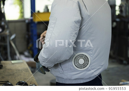 在工廠裡穿著空調工作服工作的男人 91955553