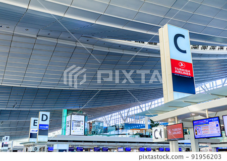 [Image material] Scenery near the international airport check-in counter 91956203