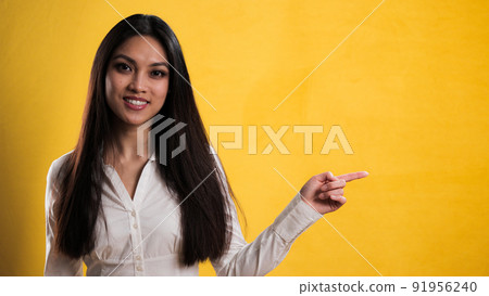 Young pretty woman points to something 91956240