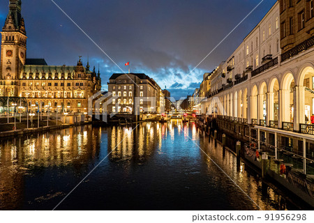 Alster Arcades in the city center of Hamburg at night 91956298
