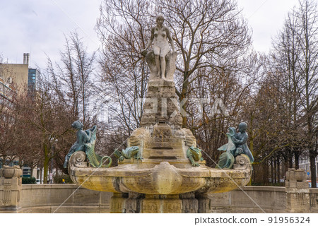 Fountain in the financial district of Frankfurt 91956324