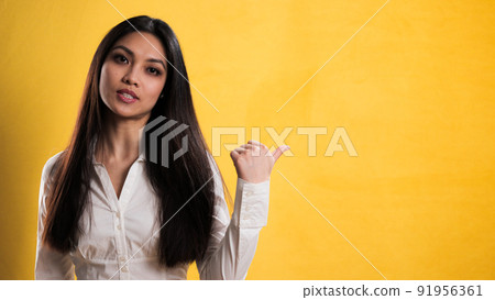 Young pretty woman points to something 91956361