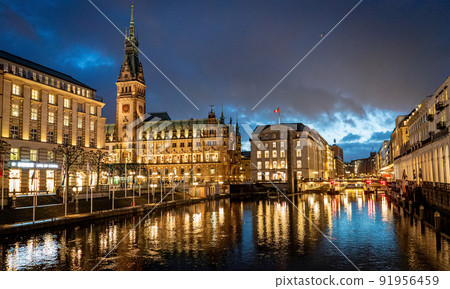 Beautiful city center of Hamburg at night Beautiful city center of Hamburg at night 91956459