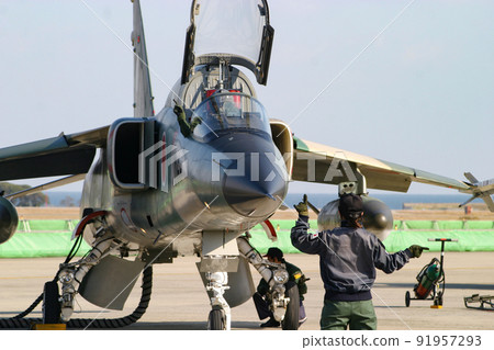 準備起飛的自衛隊戰鬥機F-1 準備起飛的自衛隊戰鬥機F-1 91957293