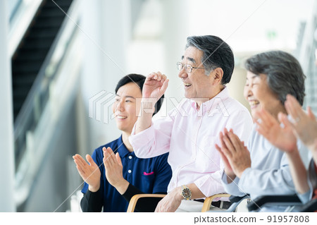 養老院有看護者看供品 老人形象 看護人 91957808