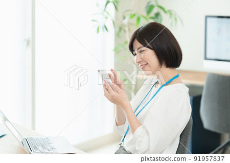 操作智能手機的辦公室工作人員 91957837