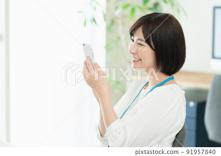 操作智能手機的辦公室工作人員 91957840