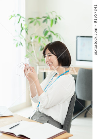 操作智能手機的辦公室工作人員 91957841
