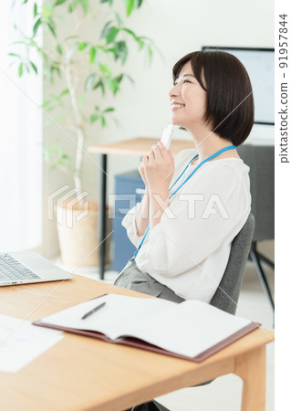 操作智能手機的辦公室工作人員 91957844