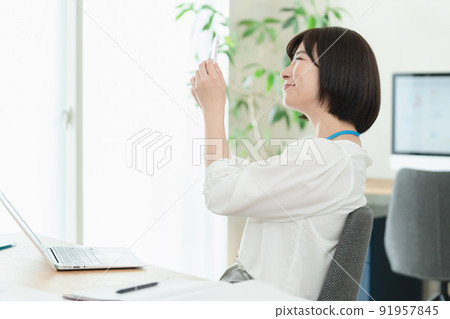 操作智能手機的辦公室工作人員 91957845