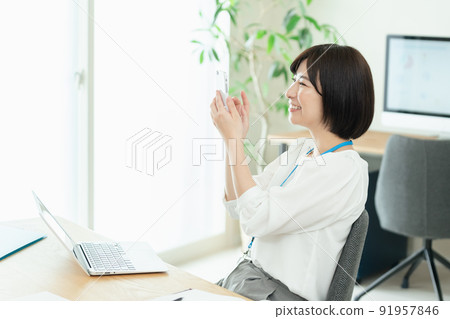 操作智能手機的辦公室工作人員 91957846