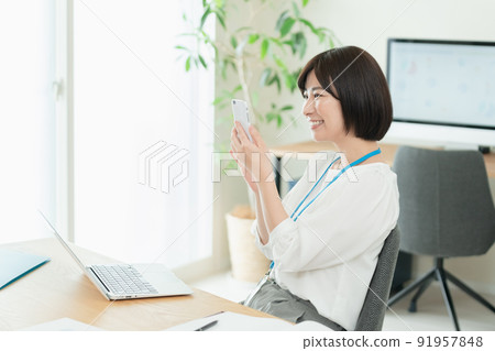 操作智能手機的辦公室工作人員 91957848