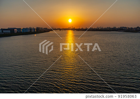 [Tokyo cityscape] Sunset seen from the Tamagawa Sky Bridge 91958063