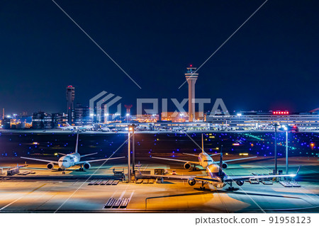 [Tokyo cityscape] Night view of the city around Haneda Airport (Terminal 3) 91958123