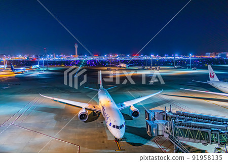 [Tokyo cityscape] Night view of the city around Haneda Airport (Terminal 3) 91958135