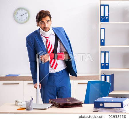 Injured employee working in the office Injured employee working in the office 91958358