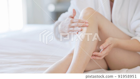 woman leg skin care concept 91958951