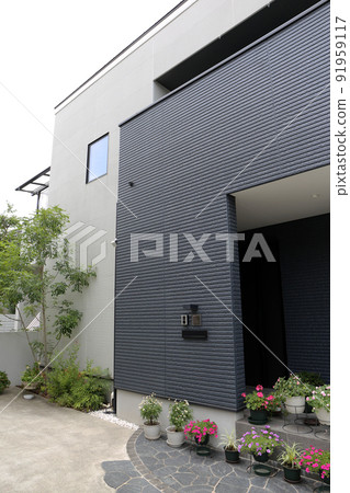 在日本房子的入口附近 91959117