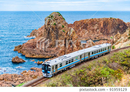 Aomori Prefecture Gono Line (Fukaura-Hiroto) -Ordinary train that runs along the coastline of Yukiaizaki- 91959129
