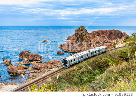 青森縣五能線（深浦-廣人）-沿著雪會崎海岸線行駛的普通列車- 91959138