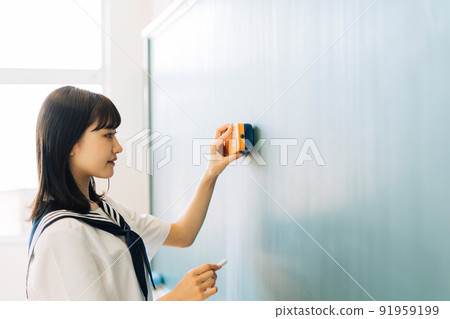 使用黑板擦的高中生 91959199