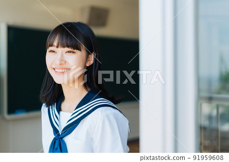 從教室窗戶向外看的高中女生 91959608