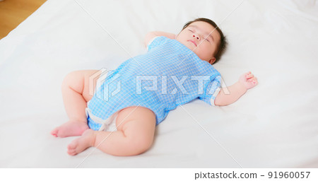 baby sleeping on the bed 91960057