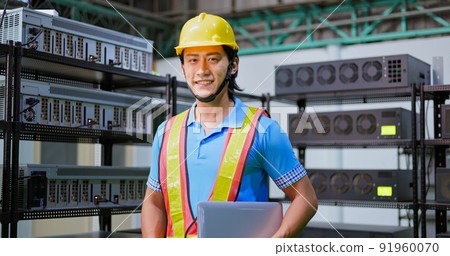 asian engineer smiling at camera 91960070