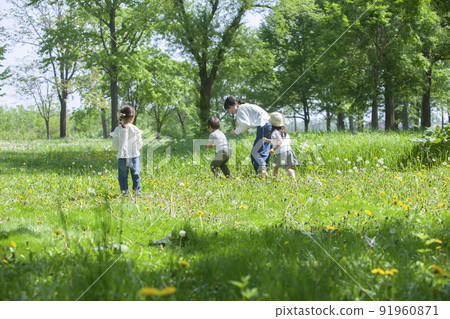 Children playing in spring park 91960871