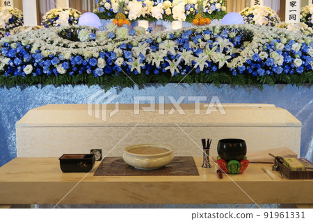 Fashionable flower altar with Casablanca 91961331