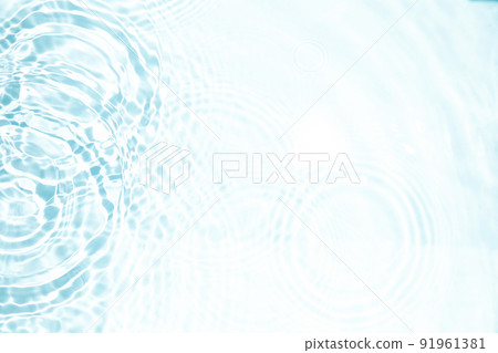 波光粼粼的漣漪在水面上蔓延 91961381