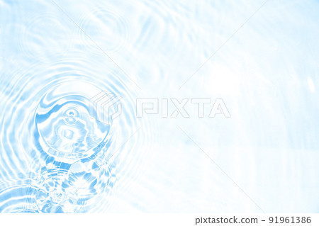 波光粼粼的漣漪在水面上蔓延 波光粼粼的漣漪在水面上蔓延 91961386