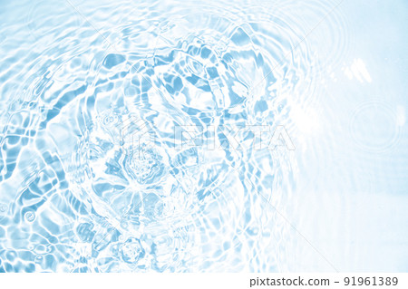 波光粼粼的漣漪在水面上蔓延 波光粼粼的漣漪在水面上蔓延 91961389