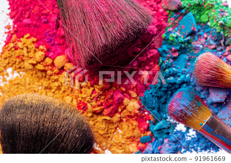 Broken scattered mix of eye shadows with make-up brush 91961669