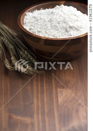 Flour in a wooden bowl on the table 91961879